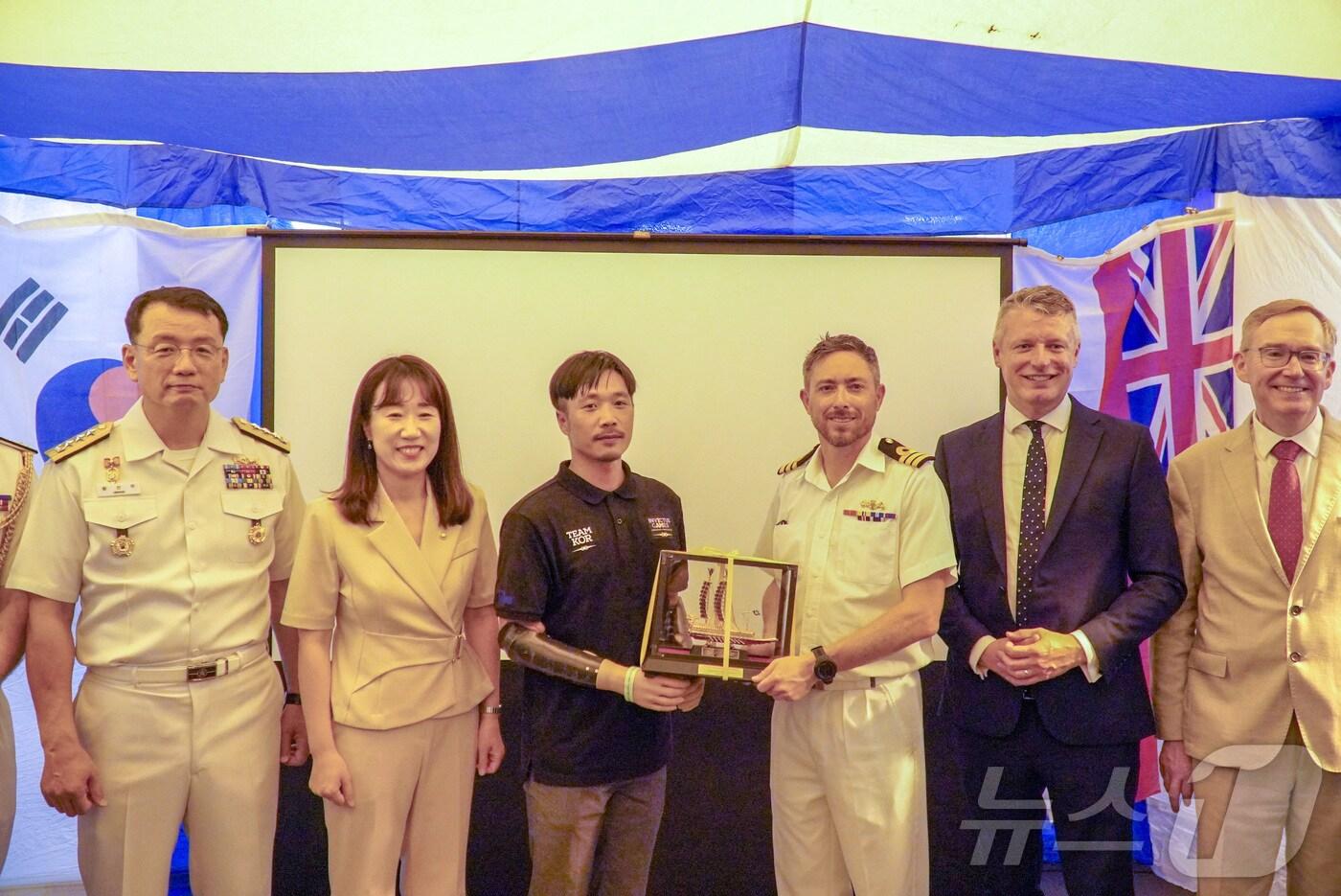 강윤진 국가보훈부 차관이 27일 2029 인빅터스 게임 유치 의지 전달 등을 위해 부산해군기지에 정박한  영국 HMS 리치몬드함 선상 리셉션에 참석해 주요 내빈들과 기념촬영을 하고 있다. &#40;국가보훈부 제공. 재판매 및 DB 금지&#41; 2025.8.27/뉴스1