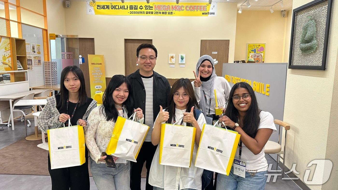 27일 뉴스1이 외국인을 대상으로 개최한 &#39;K-브랜드 글로벌 캠프&#39;에 서 서울 강남구에 위치한 앤하우스 본사를 방문해 참가자들이 신방섭 부사장과 사진을 찍고 있다./뉴스1 ⓒ News1 이강 기자