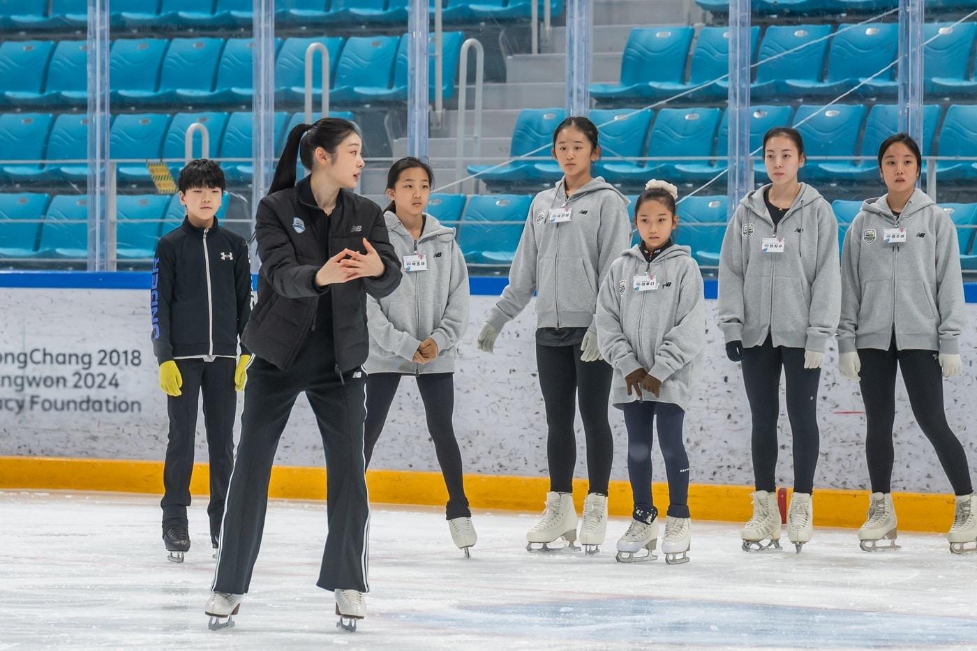 김연아가 27일 강원 강릉하키센터에서 열린 플레이윈터 피겨스케이팅 아카데미에 강사로 참여해 피겨 꿈나무들을 지도했다. &#40;2018평창기념재단 제공&#41;