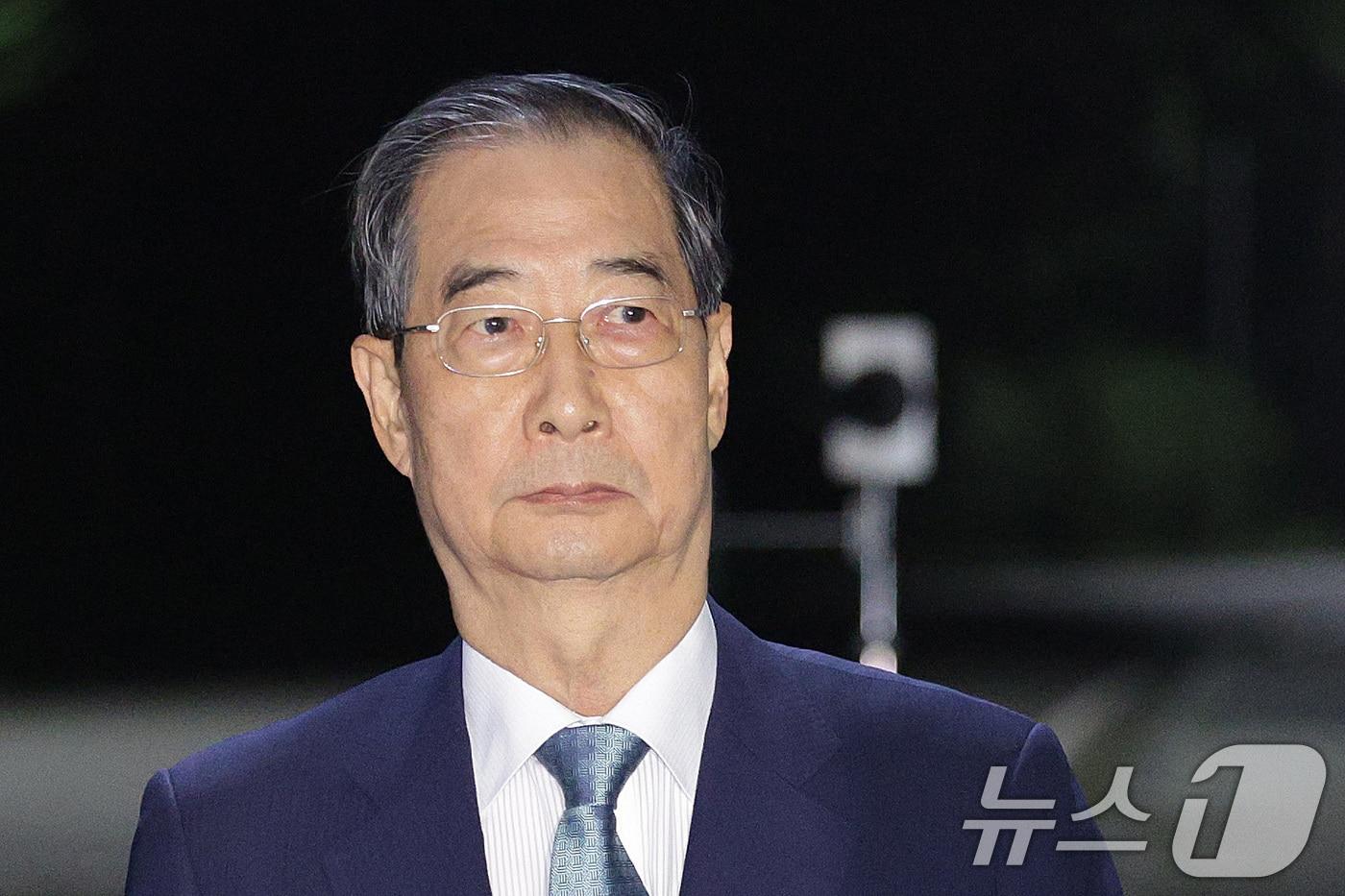 12·3 비상계엄 과정에서 윤석열 전 대통령의 내란 행위를 방조한 혐의를 받는 한덕수 전 국무총리가 27일 오후 구속영장이 기각된 후 경기 의왕시 서울구치소를 나서고 있다. 2025.8.27/뉴스1 ⓒ News1 신웅수 기자