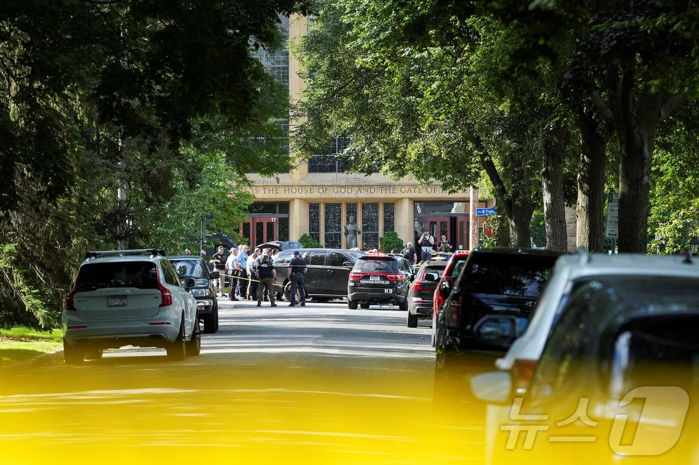 27일(현지시간) 미국 미네소타주 미니애폴리스에서 발생한 총기 난사 사건이 발생한 어넌시에이션(수태고지) 교회 밖에 경찰이 모여 있다. ⓒ 로이터=뉴스1