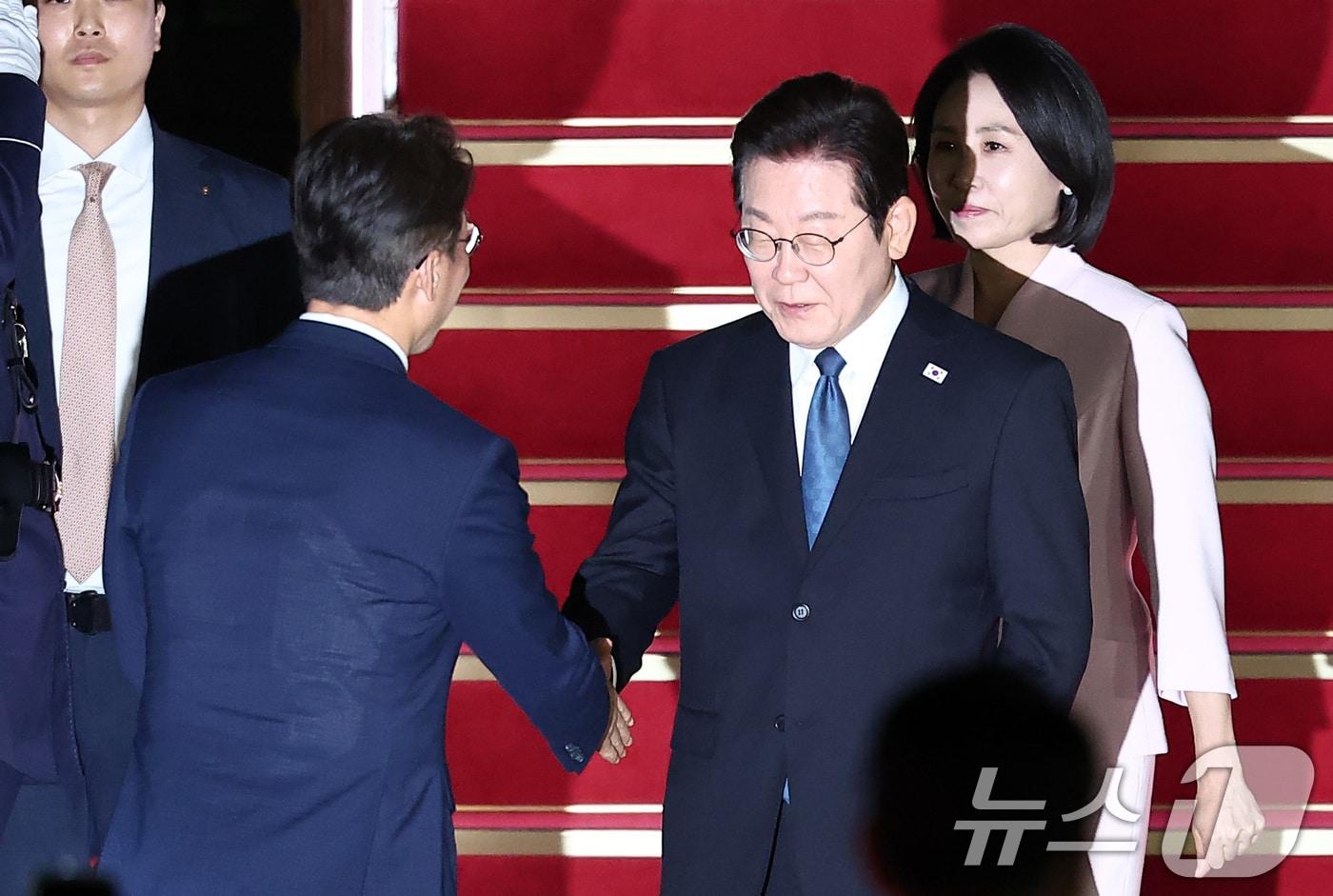 일본·미국 순방 일정을 마친 이재명 대통령과 김혜경 여사가 지난 8월 28일 새벽 경기도 성남 서울공항을 통해 귀국해 김민석 국무총리와 인사하고 있다. 2025.8.28/뉴스1 ⓒ News1 김성진 기자