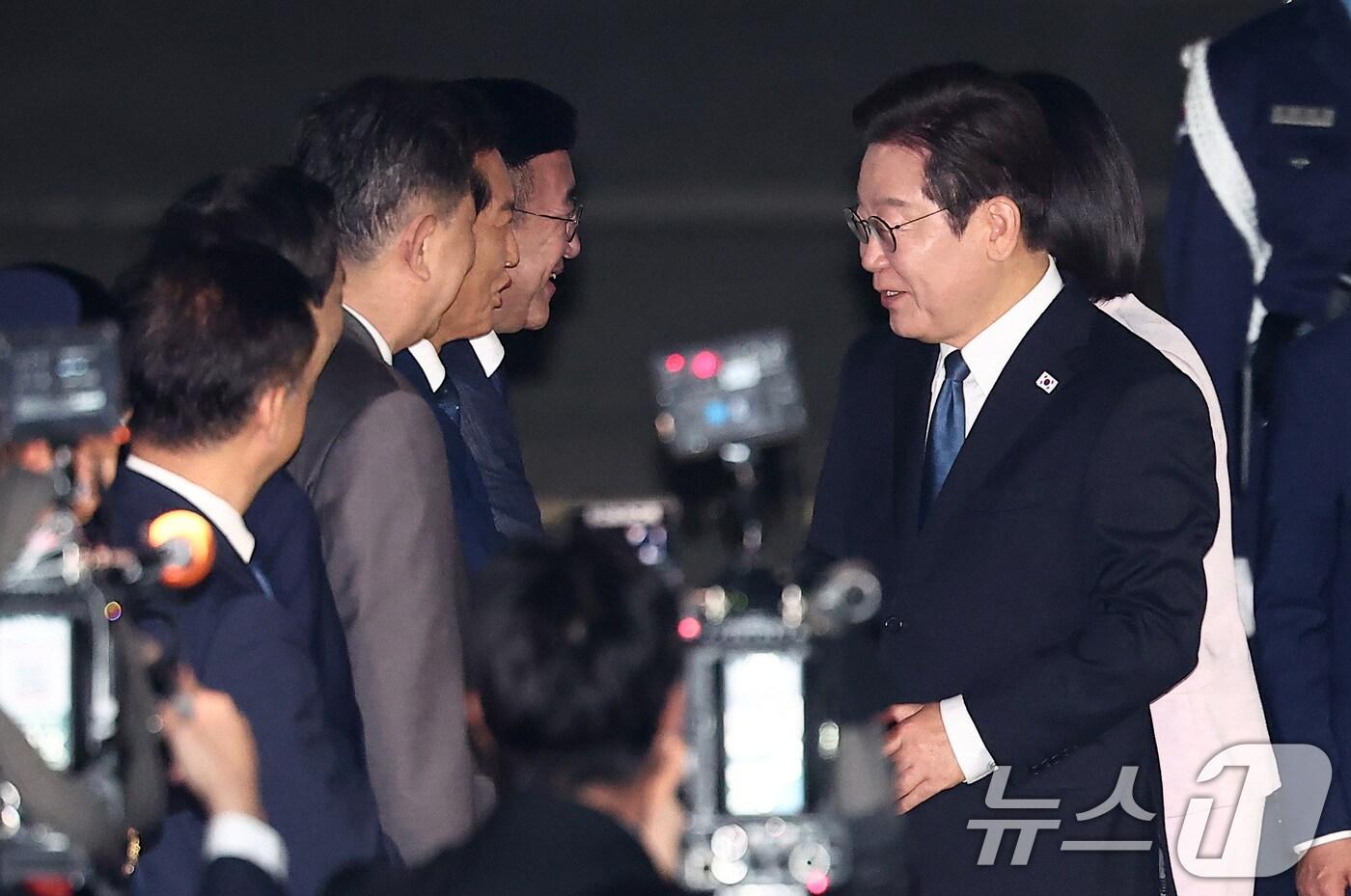 '3박 6일' 일본·미국 순방 일정을 마친 이재명 대통령과 김혜경 여사가 28일 새벽 경기도 성남 서울공항을 통해 귀국해 정청래 더불어민주당 대표와 인사하고 있다. 2025.8.28/뉴스1 ⓒ News1 김성진 기자