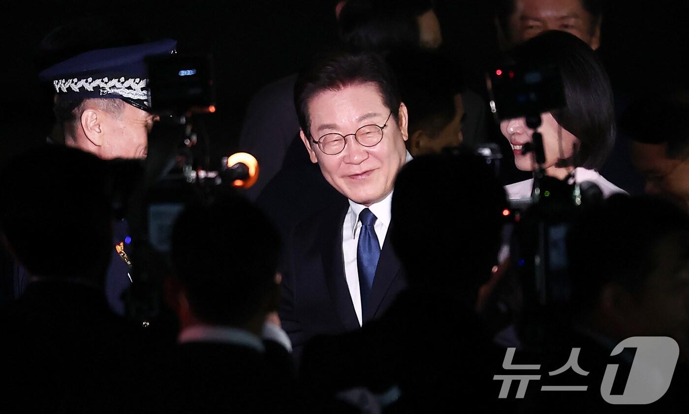 &#39;3박 6일&#39; 일본·미국 순방 일정을 마친 이재명 대통령이 지난 28일 새벽 경기도 성남 서울공항을 통해 귀국하고 있다. 2025.8.28/뉴스1 ⓒ News1 김성진 기자