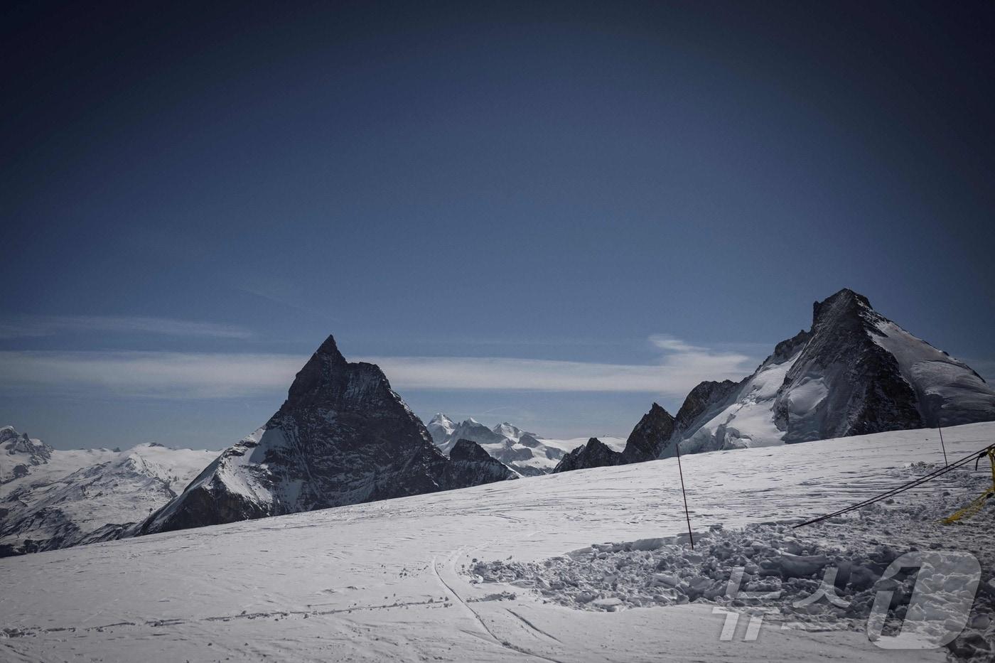 스위스 체르마트와 아롤라 사이 고지대에 위치한 테트 블랑쉬 고개 뒤로 왼쪽에 마터호른, 오른쪽에 당데랑 산이 보인다. 2022년 4월14일 촬영된 사진.ⓒ AFP=뉴스1