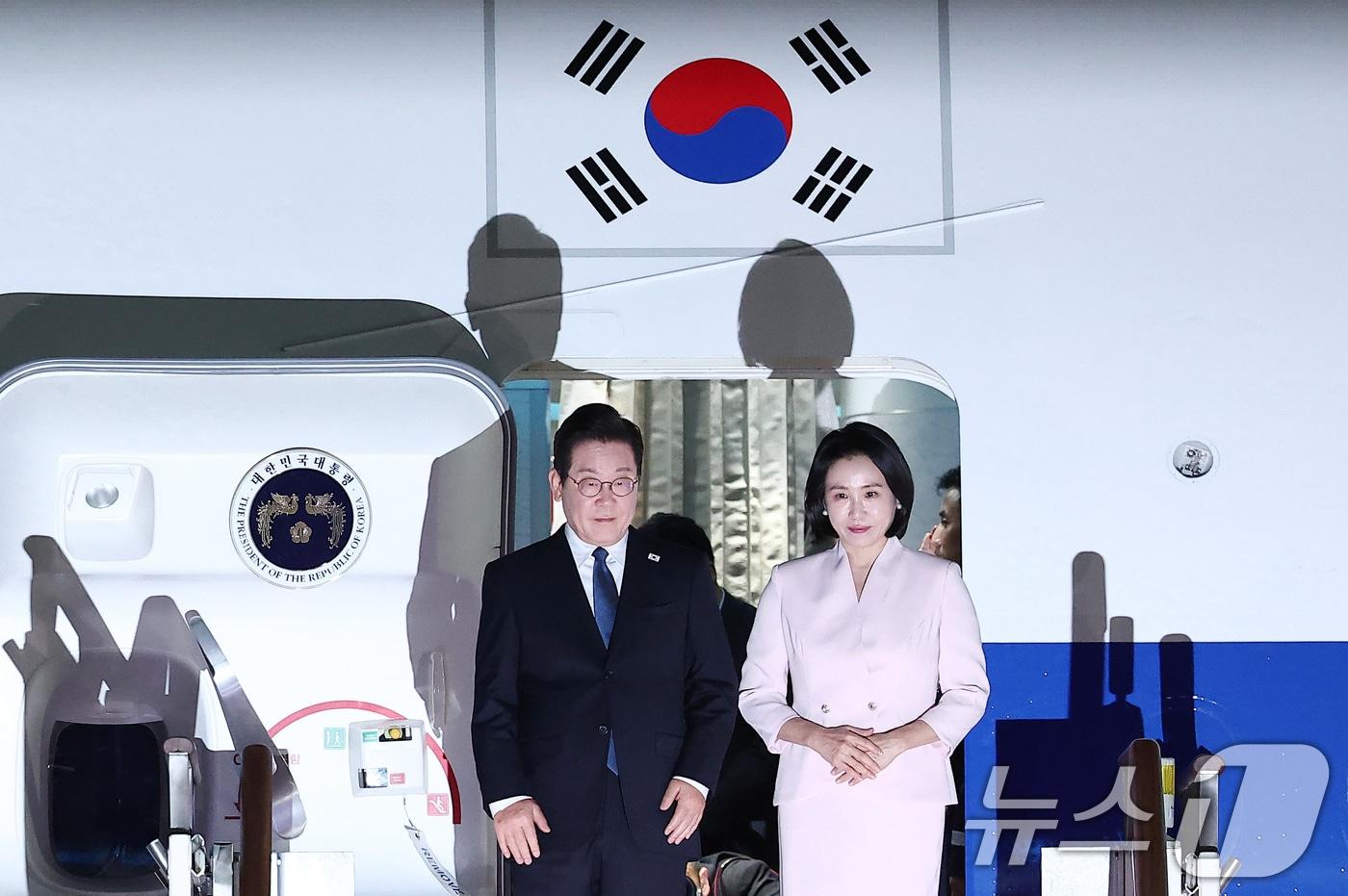 &#39;3박 6일&#39; 일본·미국 순방 일정을 마친 이재명 대통령과 김혜경 여사가 28일 새벽 경기도 성남 서울공항을 통해 귀국해 인사하고 있다. 2025.8.28/뉴스1 ⓒ News1 김성진 기자