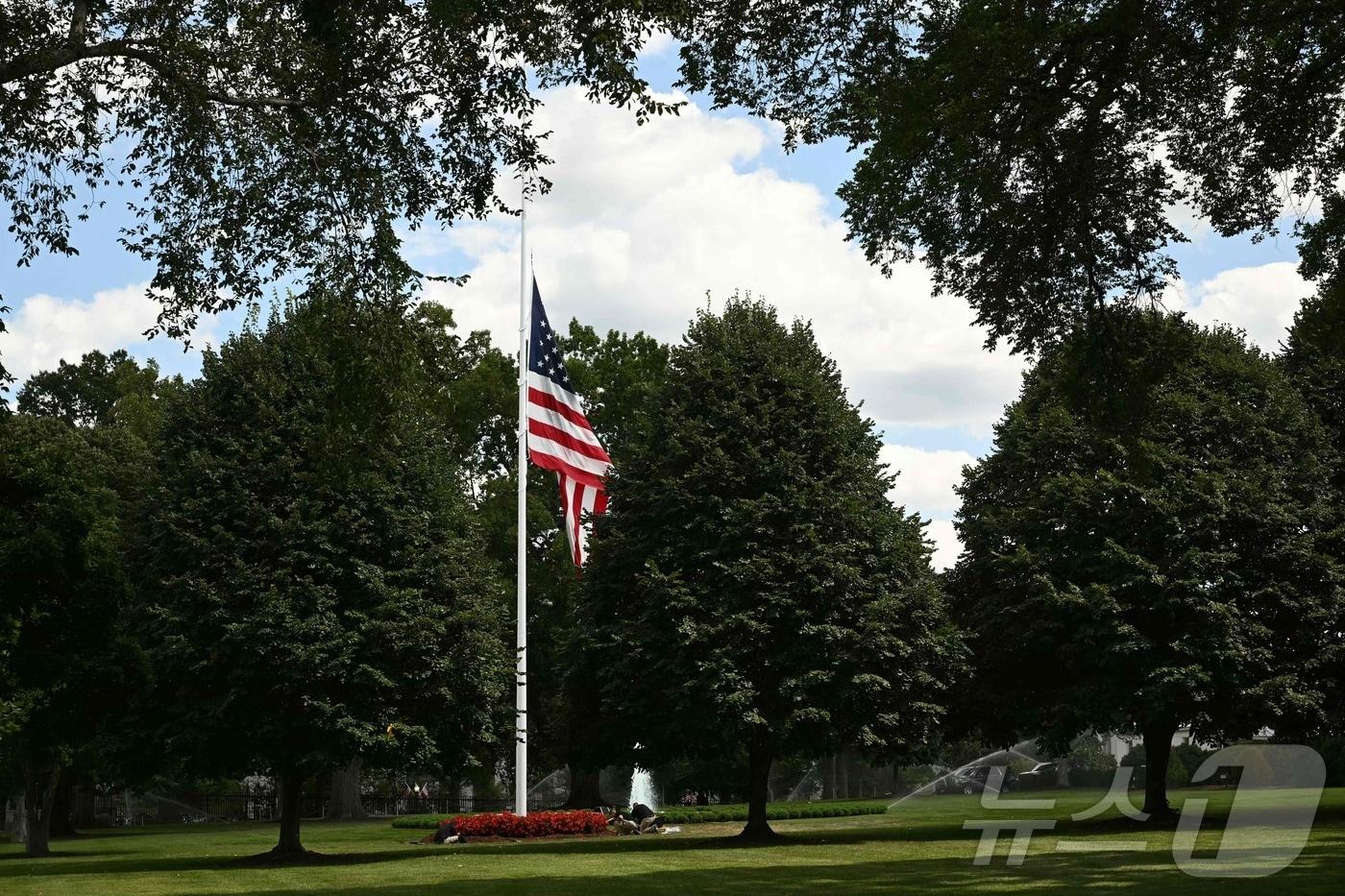 27일(현지시간) 미국 워싱턴DC에서 백악관에서 반기로 게양한 미국 국기. 도널드 트럼프 미국 대통령은 이날 미네소타주 미니애폴리스 가톨릭 성당 미사에 참석하던 학생들에게 총격을 가해 어린이 2명이 사망하고 성인 2명을 포함 17명이 부상을 입은 사건의 희생자들을 추모하기 위해 반기(半旗) 게양을 명령했다. 2025.08.27. ⓒ AFP=뉴스1 ⓒ News1 류정민 특파원