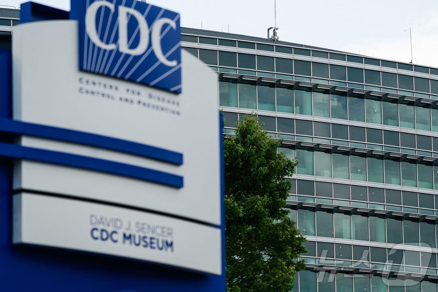 2025년 8월 9일, 미국 조지아주 애틀랜타에 위치한 질병통제예방센터(CDC) 글로벌 본부 건물 창문에 총탄 자국이 남아 있는 모습. 전날인 8일, CDC 본부 인근에서 총격범이 총기를 난사해 경찰관 1명이 사망했으며, 이후 총격범도 숨진 채 발견됐다.2025.08.09.ⓒ AFP=뉴스1