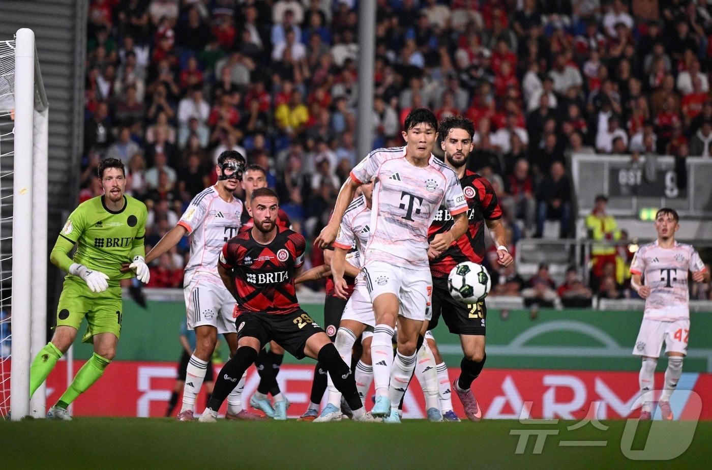 바이에른 뮌헨 수비수 김민재가 28일(한국시간) 열린 2025-26 DFB 포칼 1라운드 베헨 비스바덴전에서 풀타임을 뛰며 팀의 3-2 승리에 힘을 보탰다.ⓒ AFP=뉴스1