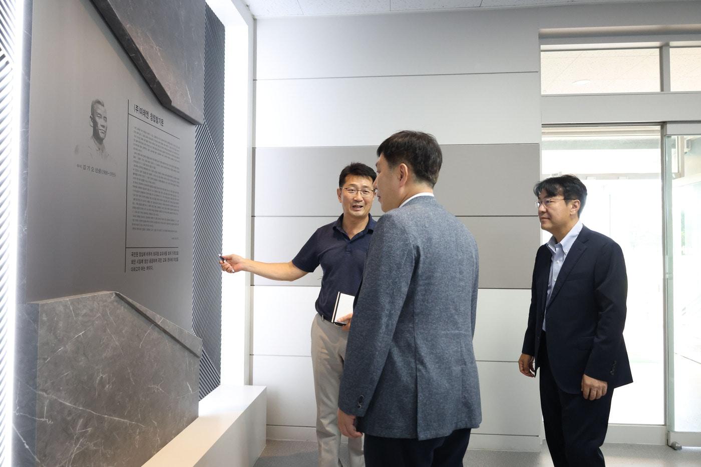 김영신 기정원 원장이 미래엔을 찾아 현장을 살피고 간담회를 진행했다 &#40;기정원 제공&#41;