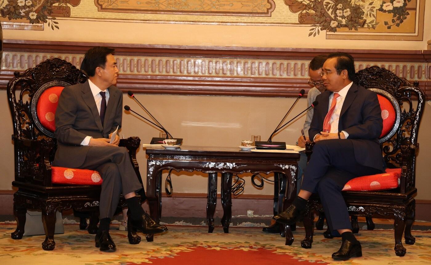 김태흠 지사(왼쪽)가 응우옌 반 득 호찌민 인민위원장을 접견하고 있다.(충남도 제공. 재판매 및 DB금지)/뉴스1