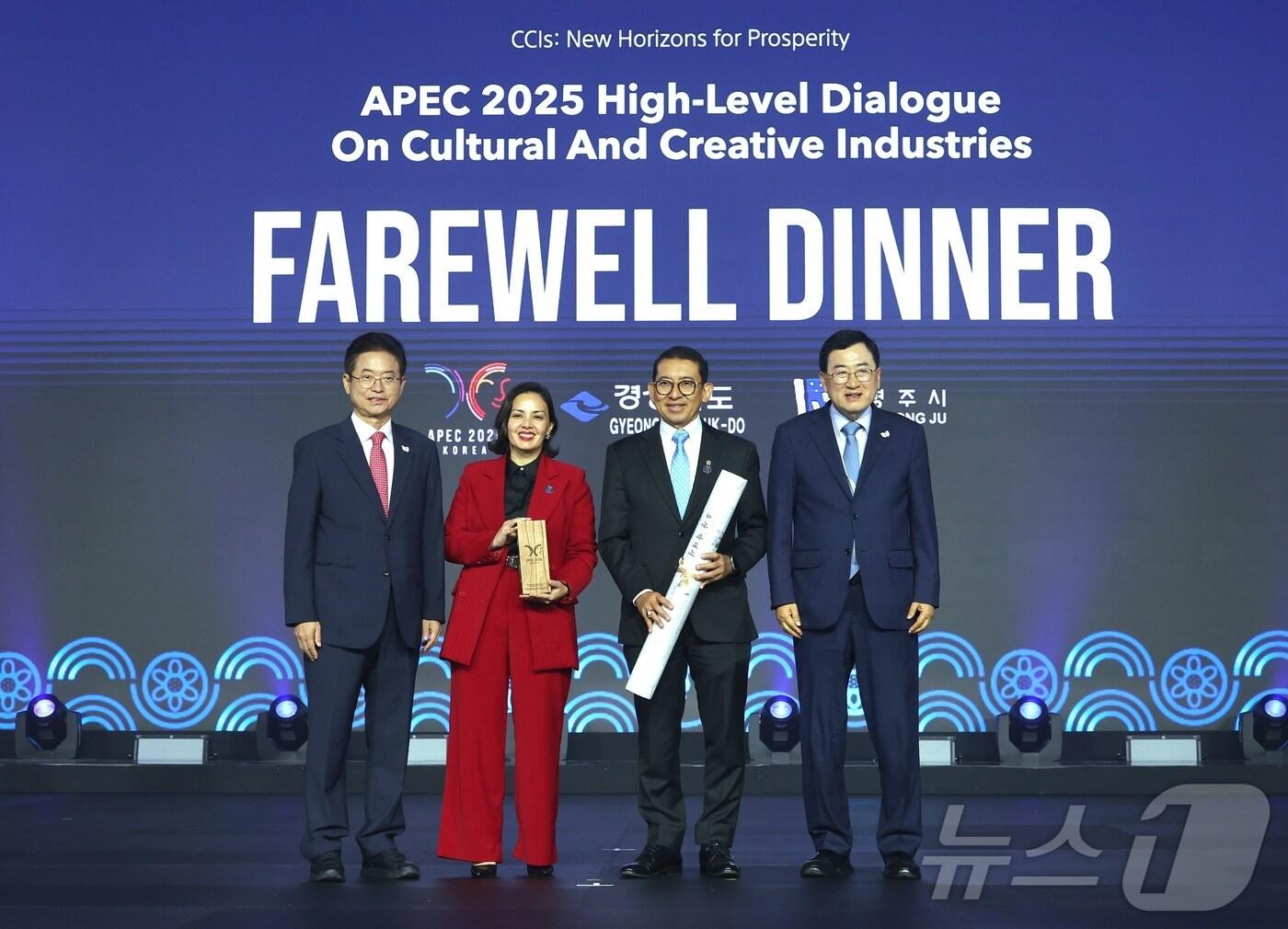 본문 이미지 - ‘2025 APEC 문화산업고위급대화’ 대표단 환송행사. 왼쪽부터이철우 경북도지사, 카롤리나 아레돈도 칠레 문화예술부장관, 파들리존 인도네시아 문화부장관, 주낙영 경주시장. (경북도 제공. 재판매 및 DB 금지) /뉴스1