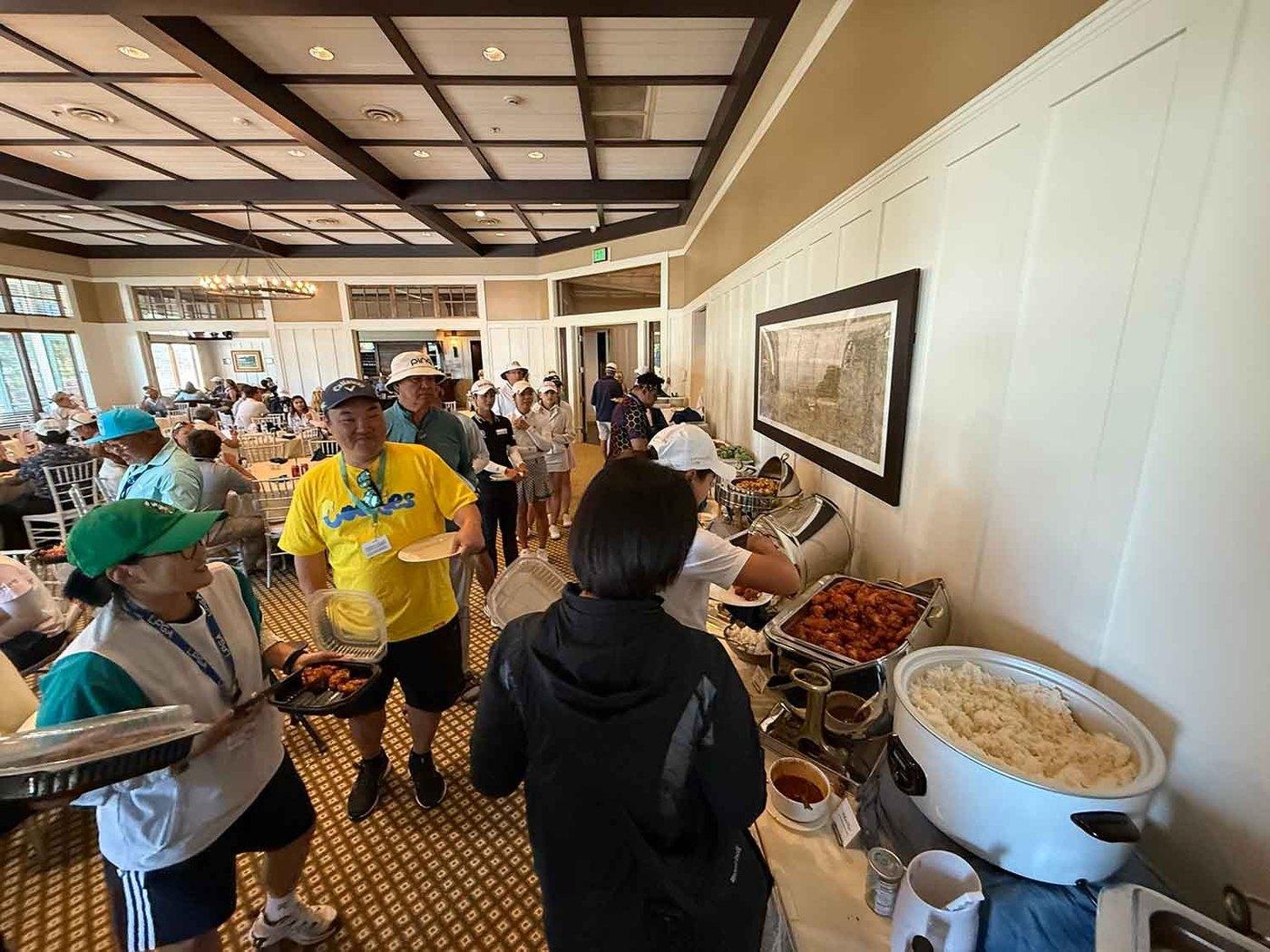 본문 이미지 - 미국 매사추세츠주 노턴엣 열린 LPGA 투어 현장에서 BBQ 치킨을 먹기 위해 LPGA 선수들과 캐디, 관계자들이 줄을 서있는 모습.(BBQ 제공)