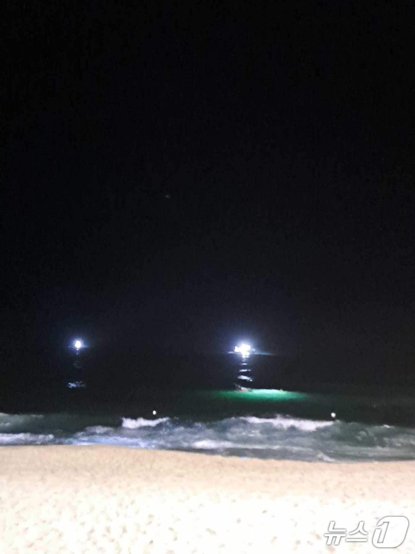 본문 이미지 - 28일 오전 1시 58분쯤 강원 강릉시 사천면 하평해변에서 여성 A 씨(31)가 물에 빠지는 사고가 발생한 가운데, 구조 당시 심정지 상태였던 A 씨는 끝내 숨졌다. (강원도소방본부 제공. 재판매 및 DB금지) 2025.8.28/뉴스1