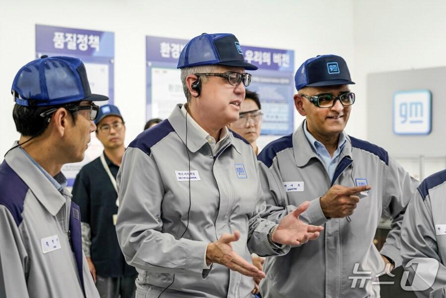 본문 이미지 - 헥터 비자레알 GM 한국사업장 사장(가운데)이 27일 창원공장에서 아시프 카트리 해외사업부문 생산 총괄 부사장(오른쪽), 김영식 창원공장 본부장(왼쪽)과 대화하는 모습(GM 한국사업장 제공). 2025.08.27.