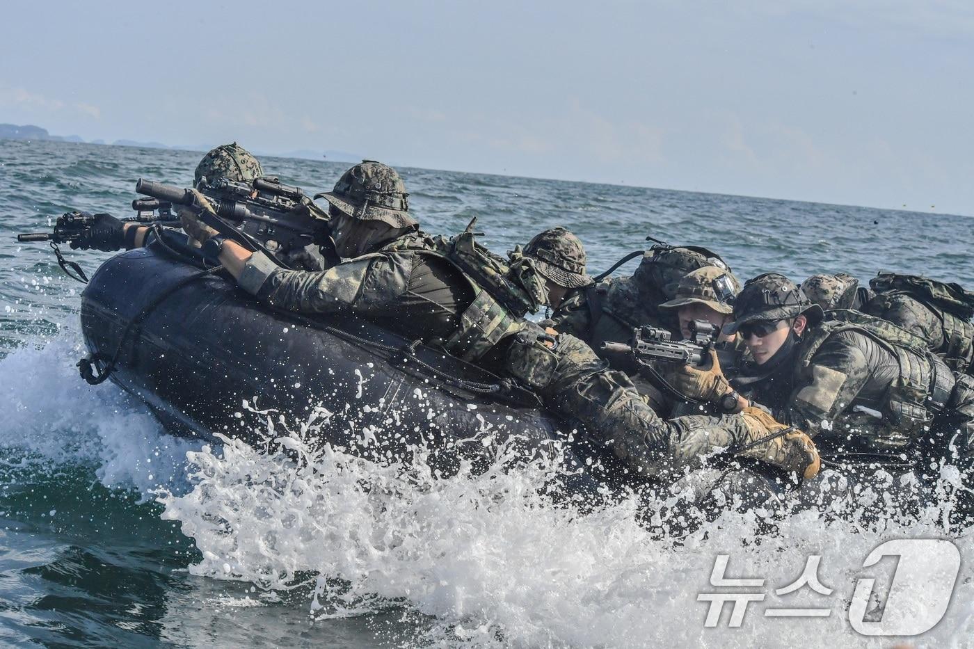 육군특수전사령부는 &#39;25년 UFS/TIGER의 일환으로 25일부터 27일까지 태안 안면도 해상훈련장 일대에서 &#39;한미연합 해상침투훈련&#39;을 실시했다고 28일 밝혔다. 사진은 헬기에서 이탈한 특전대원들이 고무보트를 이용해 접안지역으로 접근하는 모습. &#40;육군 제공. 재판매 및 DB금지&#41; 2025.8.28/뉴스1