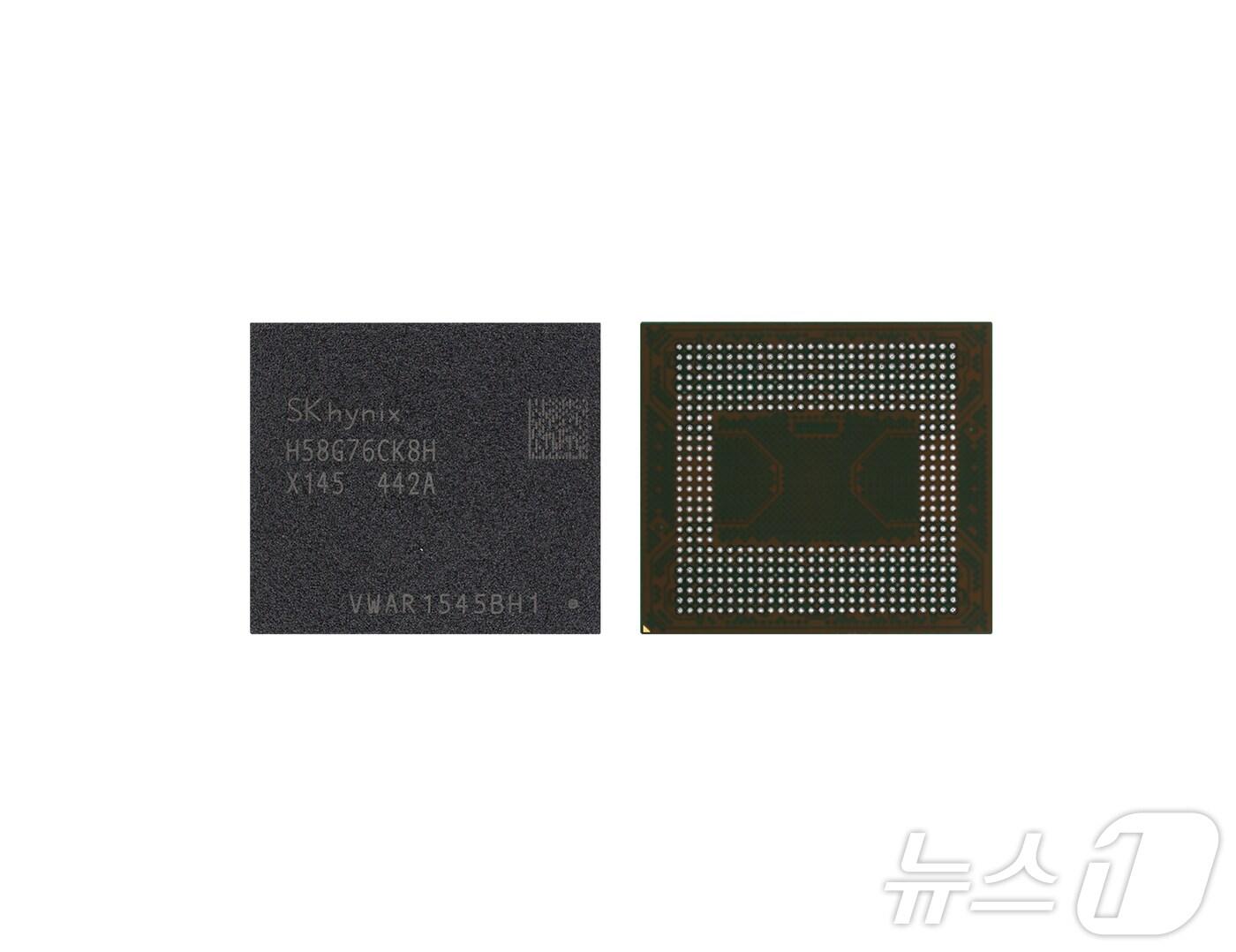 본문 이미지 - SK하이닉스가 업계 최초로 신소재 'High-K EMC'를 적용해 개발한 고방열 모바일 D램 제품(SK하이닉스 제공) ⓒ News1 최동현 기자