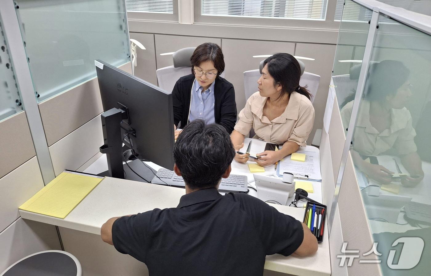 전남 이민.외국인종합지원센터 상담 모습.(전남도 제공. 재판매 및 DB금지) 2025.8.28/뉴스1