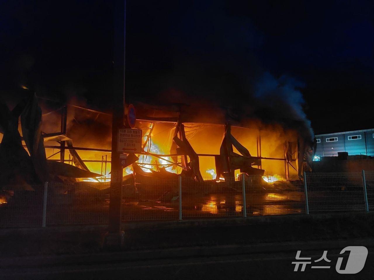 본문 이미지 - 화재 현장. (경기도소방재난본부 제공. 재판매 및 DB 금지) 2025.8.28/뉴스1