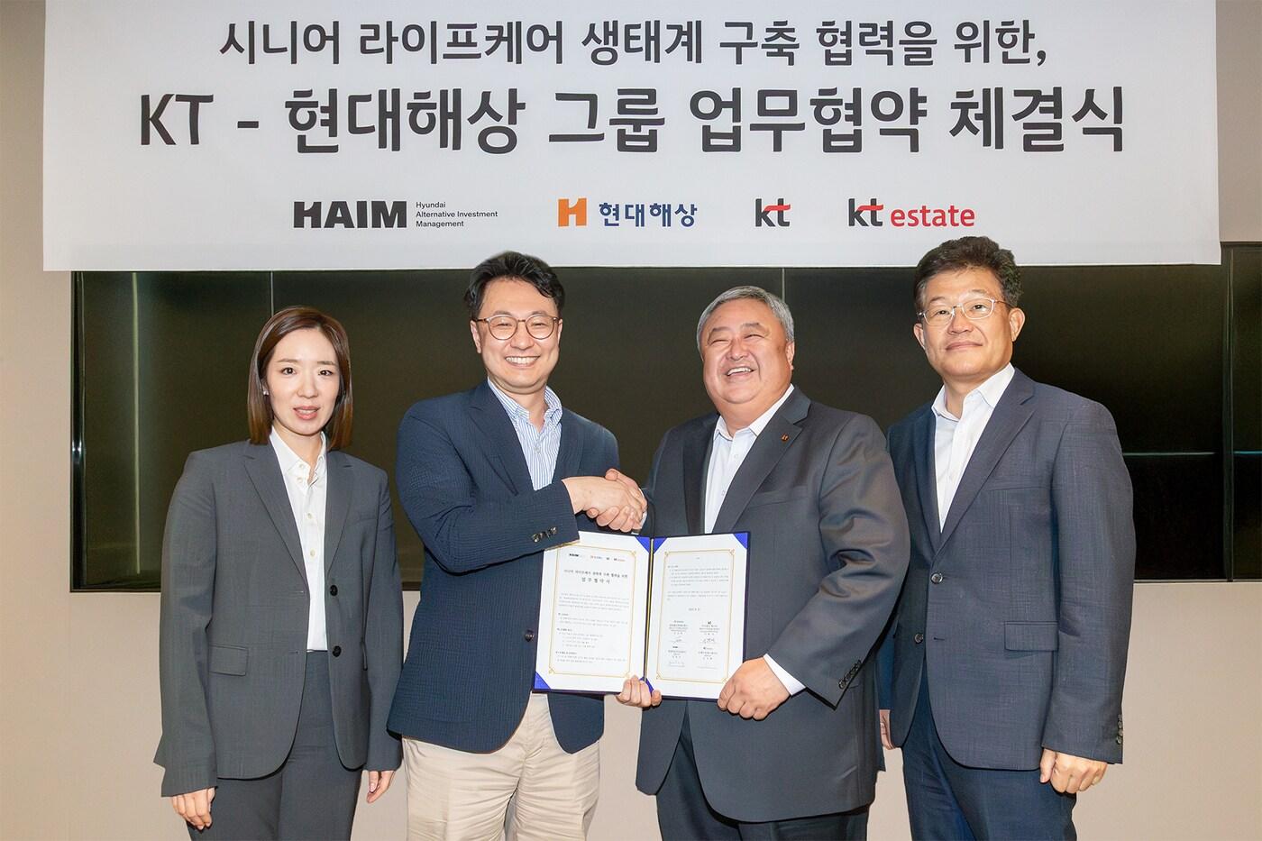 이현석 KT 커스터머부문장(오른쪽 두번째), 정규완 현대해상 기획관리부문장(왼쪽 두번째), 김승환 KT에스테이트 대표이사(맨 오른쪽), 정정 현대하임자산운용 대표이사(맨 왼쪽)가 협약식 이후 기념사진을 촬영하고 있다. (KT 제공)