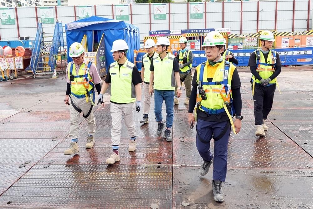 본문 이미지 - 현대엔지니어링 주우정 대표이사(왼쪽에서 두 번째)가 현장 안전점검을 하고 있다.(현대엔지니어링 제공)뉴스1 ⓒ News1  