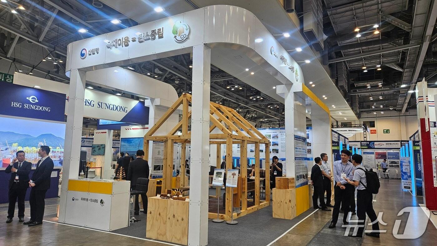 목재이용을 통한 탄소중립 성과를 소개한 전시부스를 운영하고 있다.(산림청 제공.재판매 및 DB금지)/뉴스1 