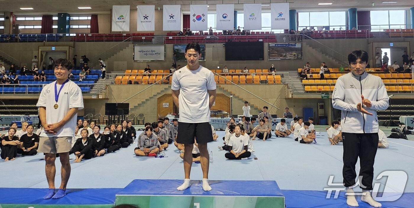  금메달 4개를 획득한 김재호(중앙)가 시상대 가장 높은 곳에 섰다.(제천시 제공. 재판매 및 DB금지)/뉴스1