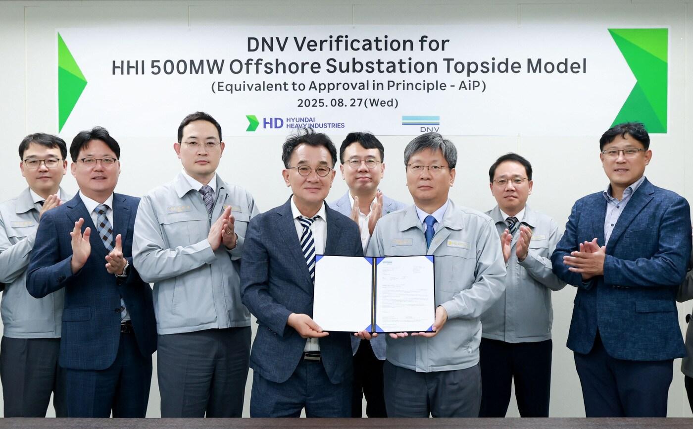 HD현대중공업이 노르웨이선급(DNV)으로부터 자체 개발한 500MW급 해상변전소(OSS) 모델에 대한 국제 설계 검증서를 획득했다. 왼쪽부터 네 번째 DNV 신성호 영업 대표, 왼쪽부터 여섯 번째 HD현대중공업 원광식 해양에너지사업본부장. (HD현대 제공)