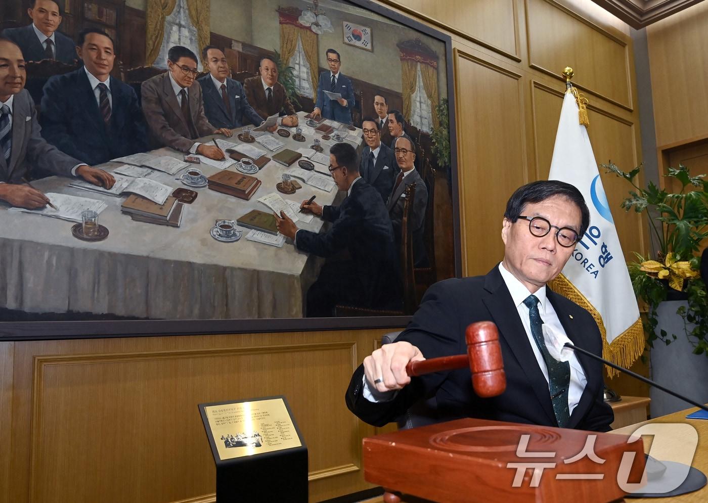 이창용 한국은행 총재가 28일 오전 서울 중구 한국은행에서 열린 금융통화위원회에서 의사봉을 두드리고 있다. /뉴스1