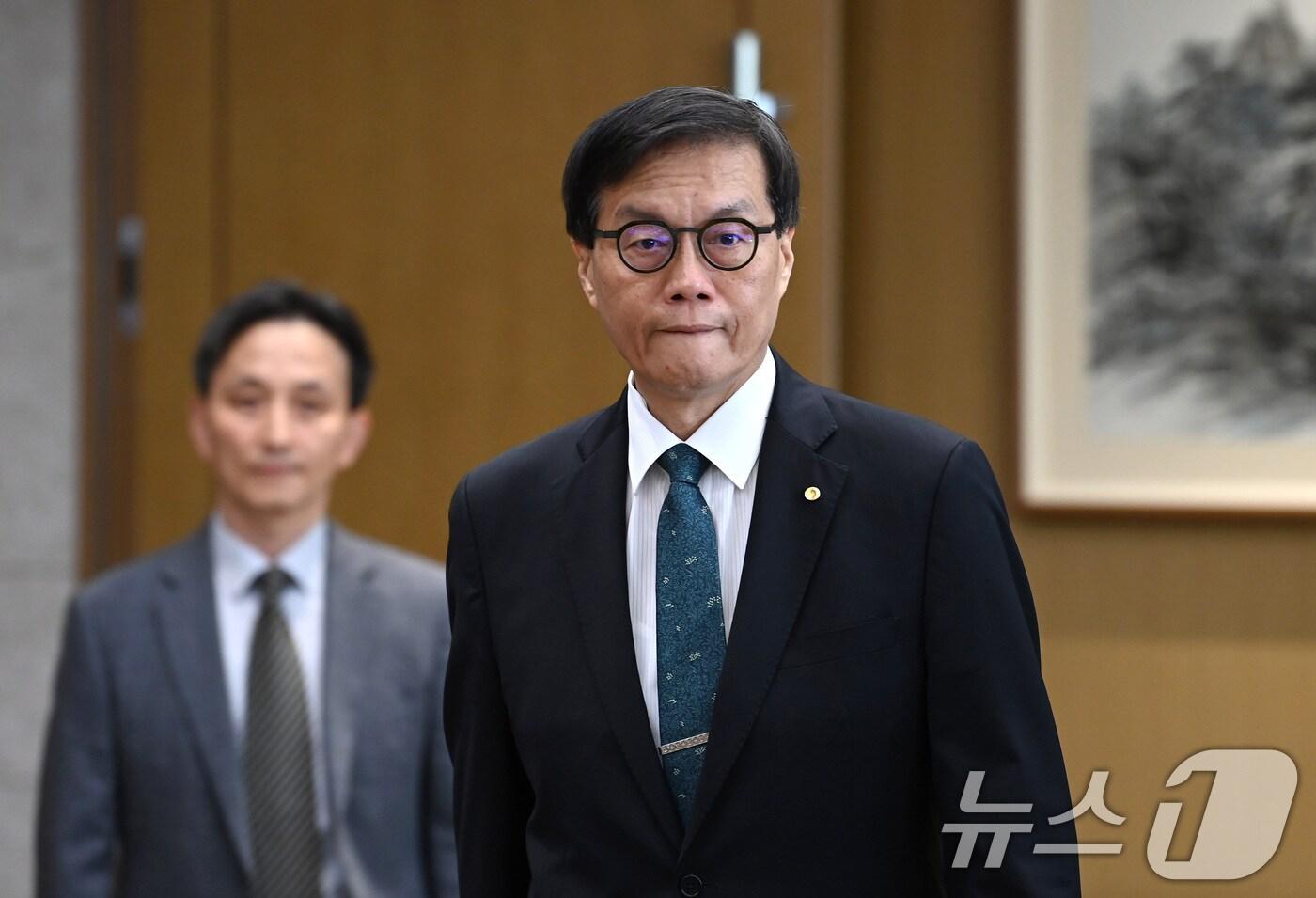 이창용 한국은행 총재가 28일 오전 서울 중구 한국은행에서 열린 금융통화위원회에 입장하고 있다. /뉴스1