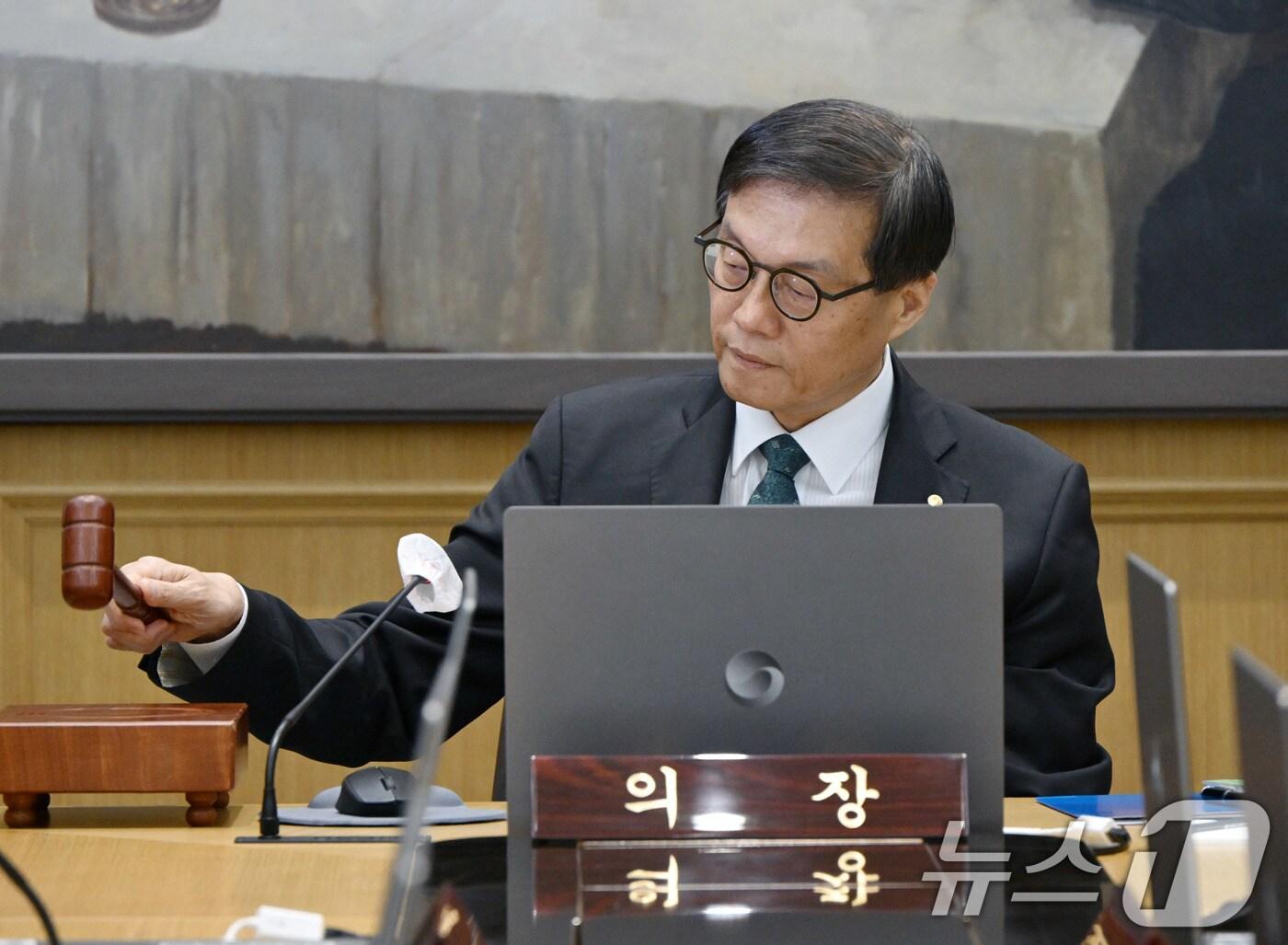 본문 이미지 - 이창용 한국은행 총재가 28일 서울 중구 한국은행에서 열린 금융통화위원회에서 의사봉을 두드리고 있다. 2025.8.28/뉴스1 ⓒ News1 사진공동취재단