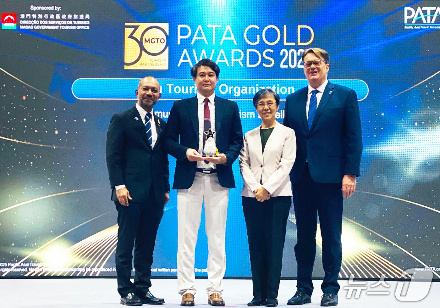 신현철 제주관광공사 글로컬관광팀장(왼쪽에서 두 번째)이 27일 태국 방콕에서 열린 '파타 골드 어워즈 2025(PATA Gold Awards 2025)'에서 수상 후 기념촬영을 하고 있다.(제주관광공사 제공, 재판매 및 DB 금지)