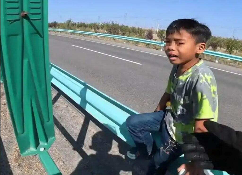 본문 이미지 - 고속도로 대로변에 홀로 남겨진 남자아이. (SCMP 갈무리)