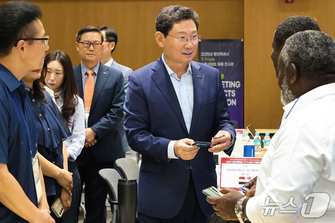 이상일 시장이 27일 HL인재개발원에서 열린 ‘Y-Trade 수출상담회’에서 해외 바이어들과 인사를 하고 있다.&#40;용인시 제공&#41;