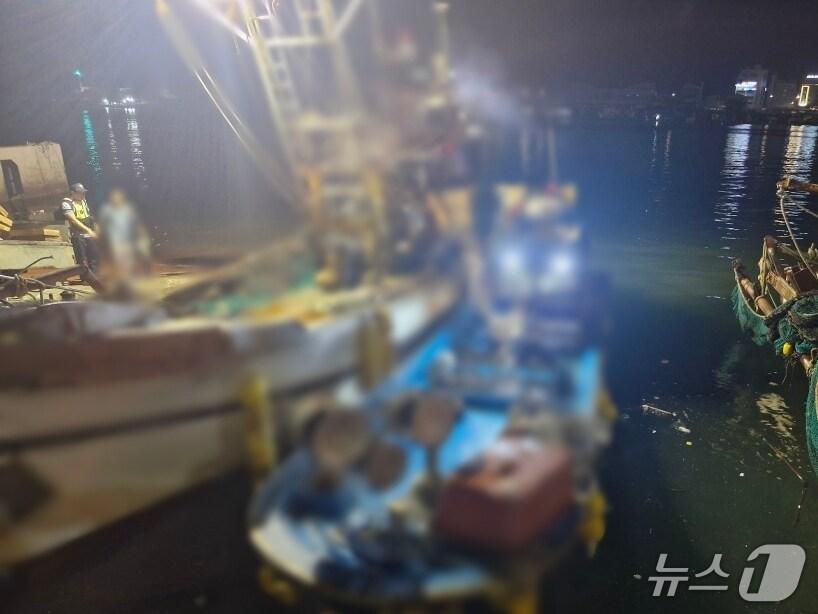 본문 이미지 - 8일 오전 2시 53분께 전북 군산시 비응항 서쪽 13㎞ 해상에서 조업 중이던 어선 2대가 충돌했다.(군산해경 제공. 재판매 및 DB금지)2025.8.28/뉴스1