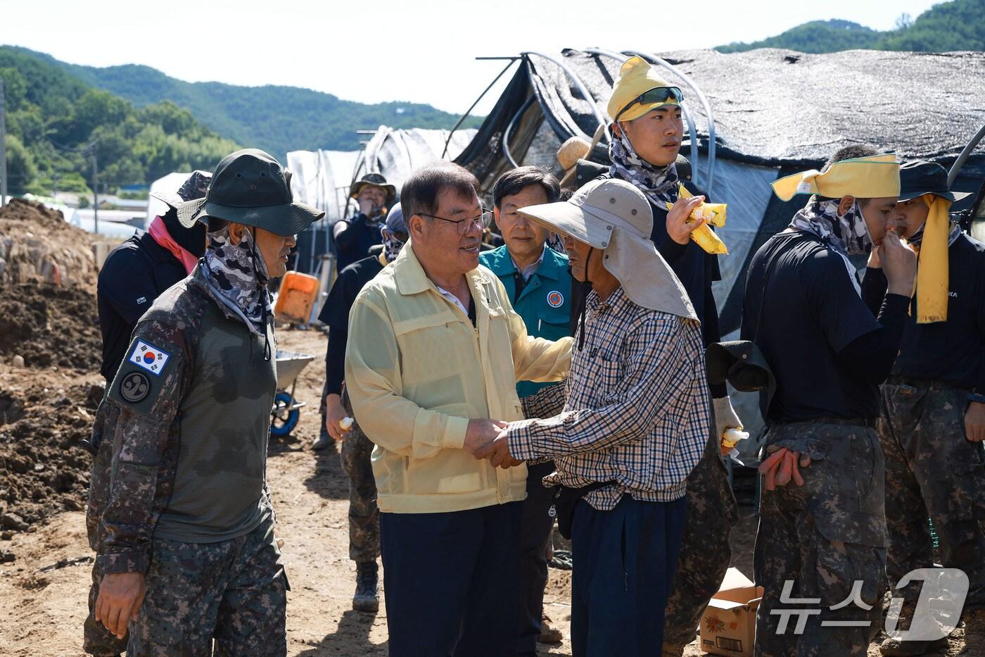 이승화 산청군수가 지난달 30일 집중 호우 피해를 복구 중인 군 장병과 자원봉사자들을 격려하고 있다&#40;산청군 제공. 재판매 및 DB금지&#41;. 2025.7.30