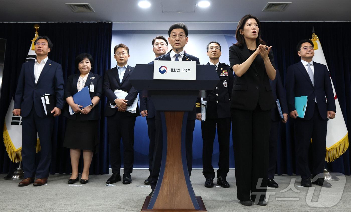 윤창렬 국무조정실장이 28일 오전 서울 종로구 정부서울청사에서 보이스피싱 근절 종합대책 관계 부처 합동 브리핑을 하고 있다. 2025.8.28/뉴스1 ⓒ News1 임세영 기자