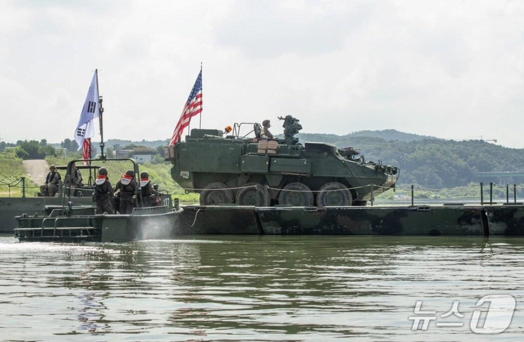 본문 이미지 - 27일 남한강 일대에서 &#39;을지 자유의 방패&#39;&#40;UFS&#41; 훈련을 진행 중인 한미연합군이 도하 훈련을 진행하고 있다. &#40;한미연합사 제공&#41;