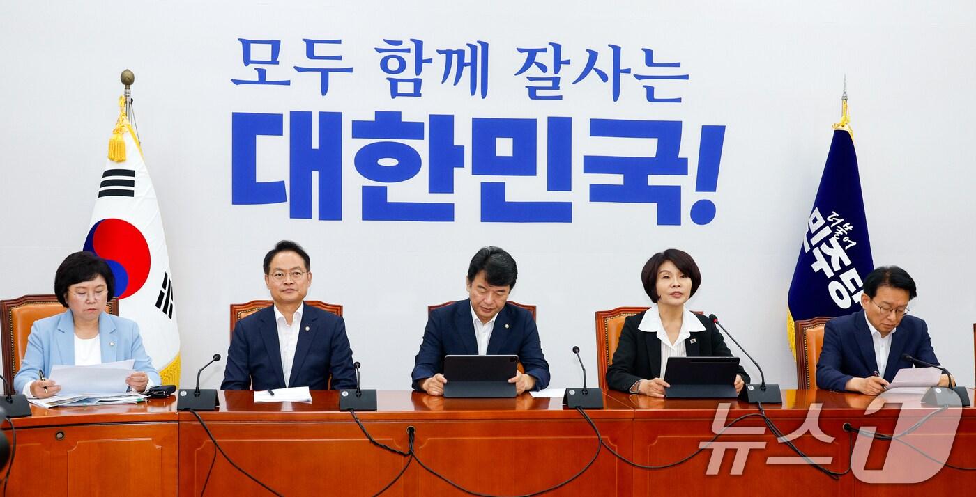 한정애 더불어민주당 정책위의장이 28일 오전 서울 여의도 국회에서 열린 정책조정회의에 참석해 모두 발언을 하고 있다. 2025.8.28/뉴스1 ⓒ News1 안은나 기자