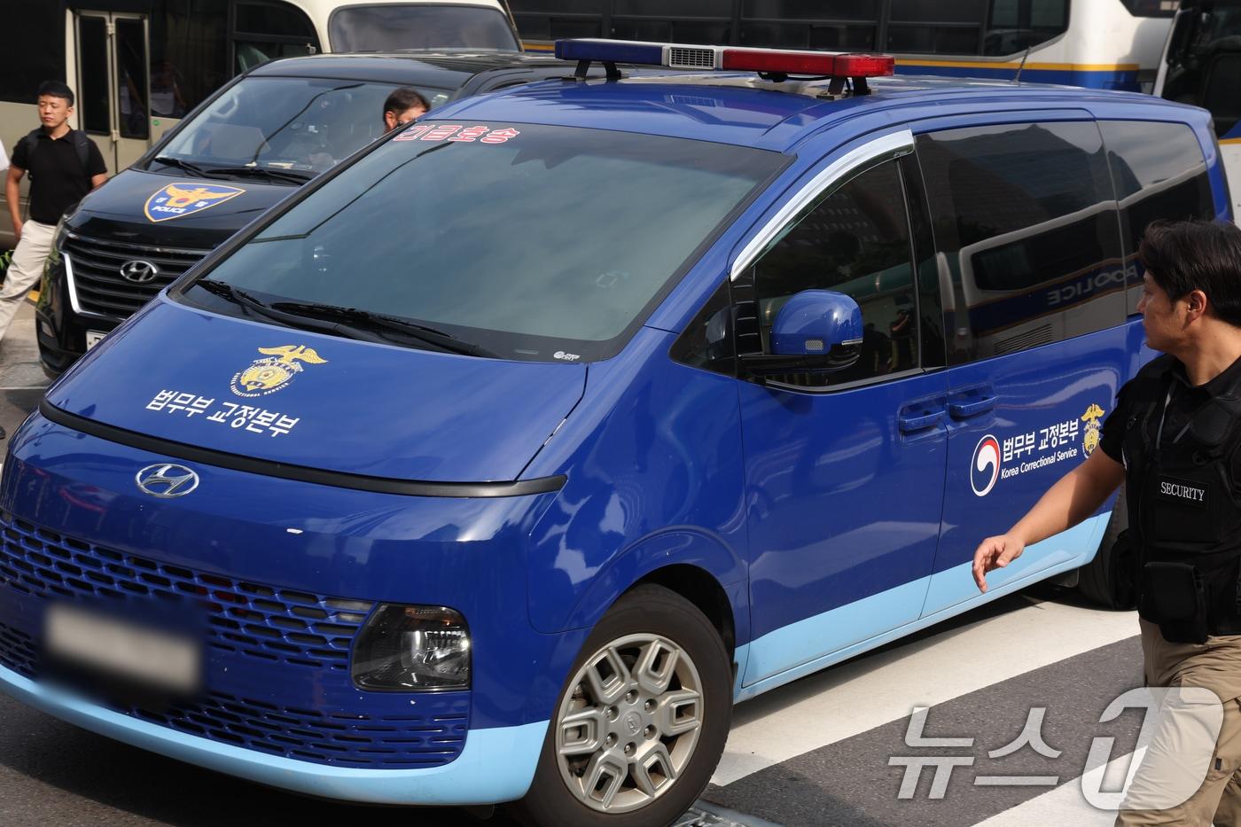 구속된 김건희 여사를 태운 호송차가 28일 오전 소환조사를 위해 서울 종로구에 마련된 김건희 특검팀(특별검사 민중기) 사무실로 들어가고 있다. 2025.8.28/뉴스1 ⓒ News1 김명섭 기자
