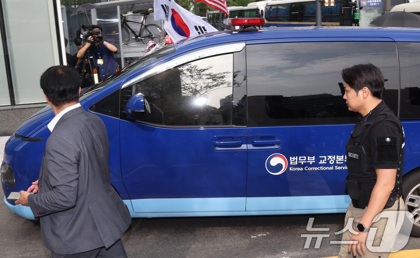 구속된 김건희 여사를 태운 호송차가 28일 오전 소환조사를 위해 서울 종로구에 마련된 김건희 특검팀(특별검사 민중기) 사무실로 들어가고 있다. 2025.8.28/뉴스1 ⓒ News1 김명섭 기자