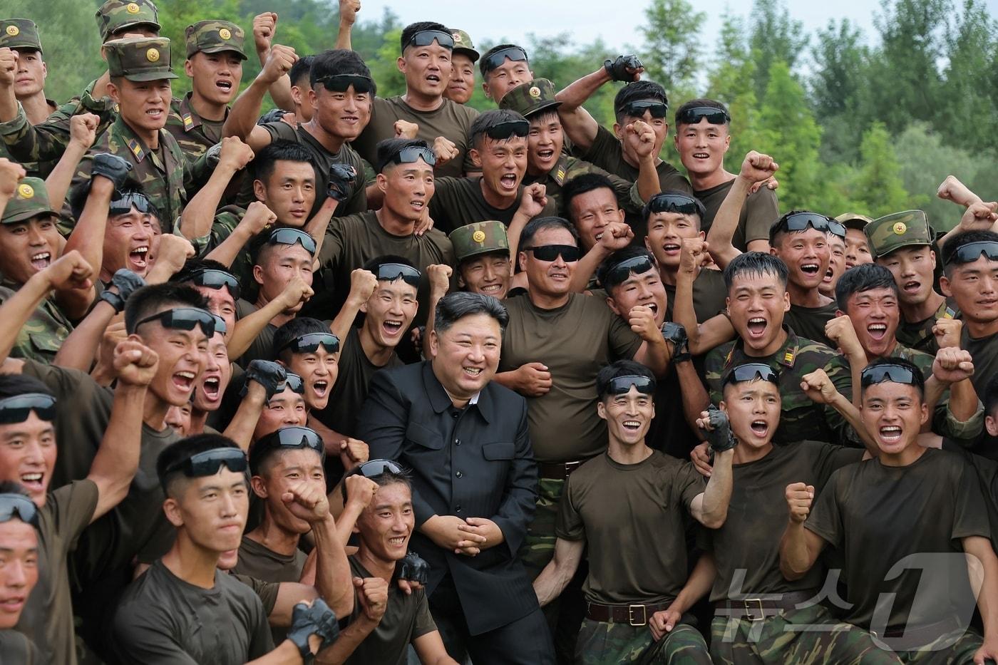 &#40;평양 노동신문=뉴스1&#41; = 북한 노동당 기관지 노동신문은 28일 &#34;경애하는 김정은동지께서 8월 27일 조선인민군 총참모부직속 특수작전 훈련기지를 방문하시고 저격수 구분대와 특수작전 구분대 훈련실태를 료해&#40;파악&#41;했다＂고 보도했다. [국내에서만 사용가능. 재배포 금지. DB 금지. For Use Only in the Republic of Korea. Redistribution Prohibited] rodongphoto@news1.kr