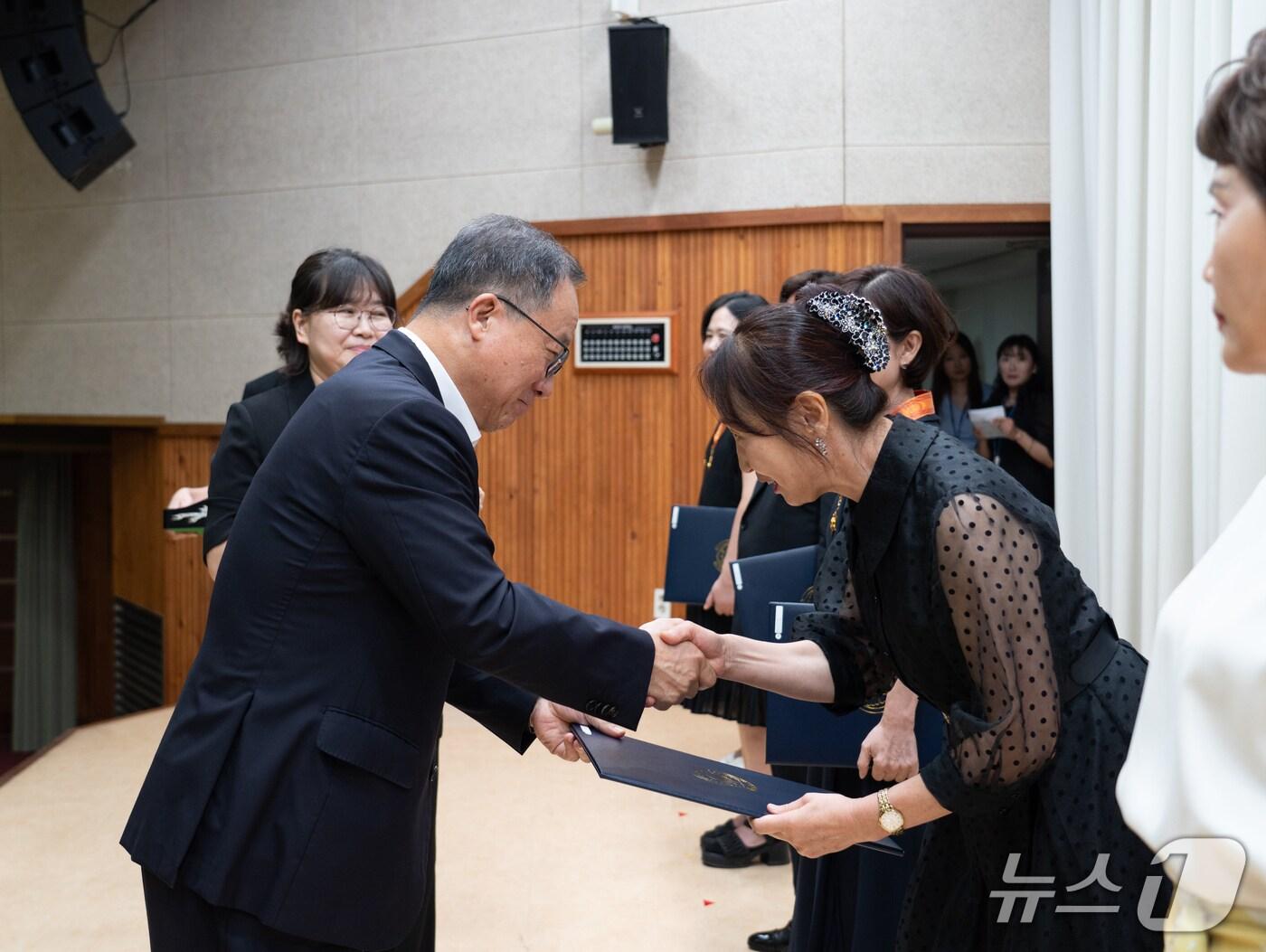 본문 이미지 - 27일 김석준 부산시교육감(왼쪽)이 시교육청 대강당에서 초·중등 퇴직교원에게 정부포상을 전수하고 있다.(부산시교육청 제공. 재판매 및 DB금지)