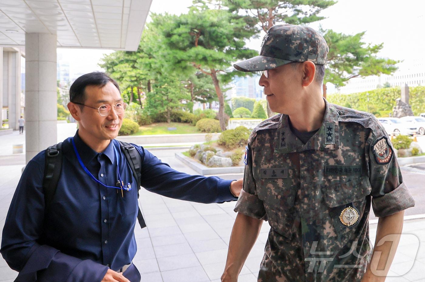 김용대 드론작전사령관이 28일 오전 서울 서초구 서울고등검찰청에 마련된 내란 특검팀&#40;특별검사 조은석&#41; 사무실로 조사를 받기 위해 들어서는 중 이승우 변호사의 배웅을 받고 있다.  2025.8.28/뉴스1 ⓒ News1 김진환 기자
