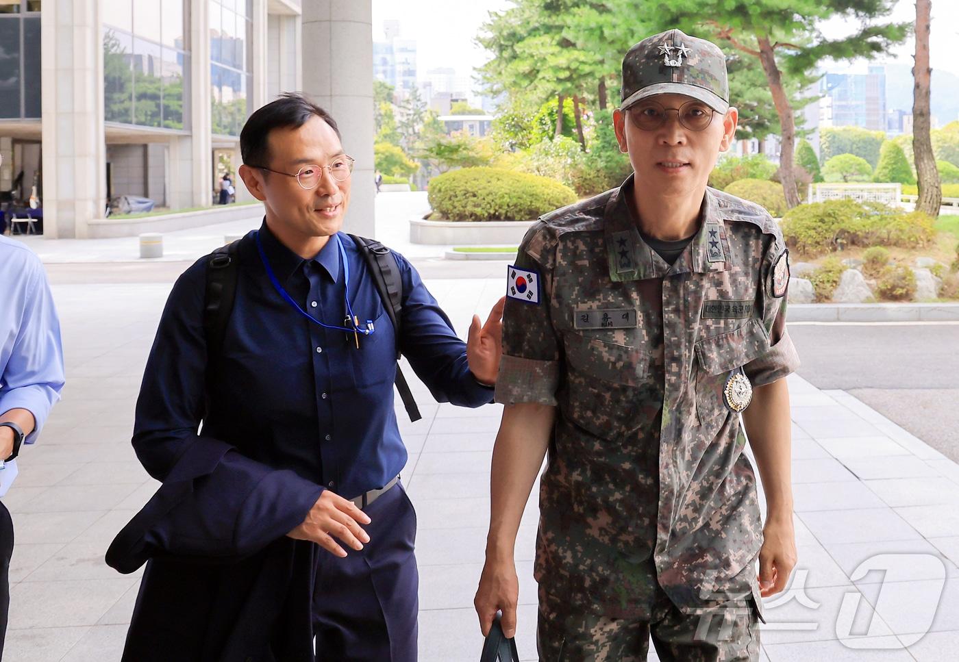 김용대 드론작전사령관이 28일 오전 서울 서초구 서울고등검찰청에 마련된 내란 특검팀&#40;특별검사 조은석&#41; 사무실로 조사를 받기 위해 들어서는 중 이승우 변호사의 배웅을 받고 있다. 2025.8.28/뉴스1 ⓒ News1 김진환 기자