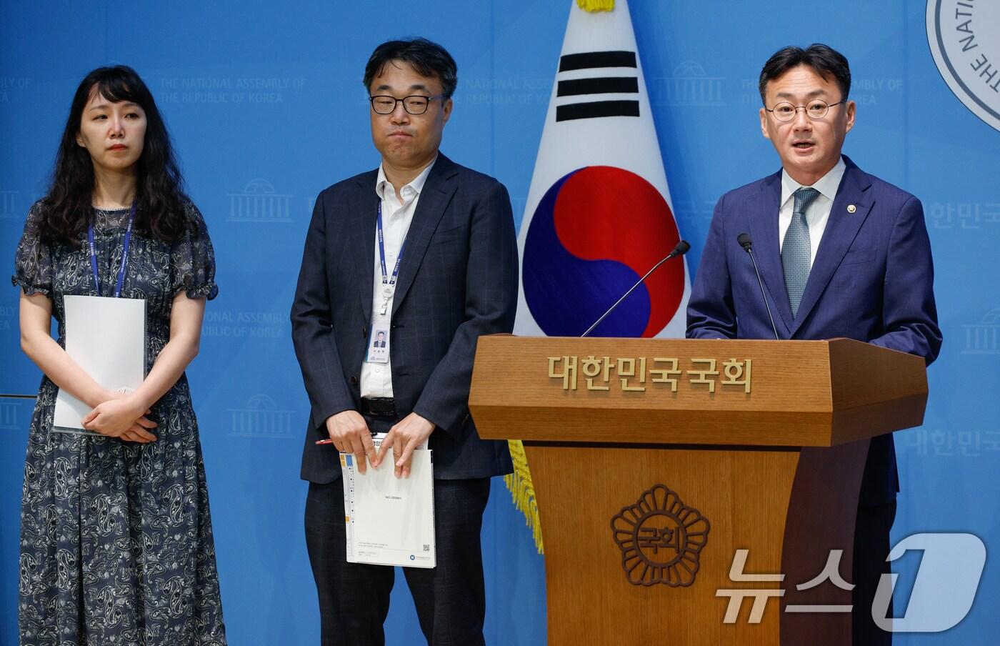 이관후 국회입법조사처장이 28일 서울 여의도 국회 소통관에서 중대재해처벌법 입법영향분석 보고서 브리핑을 하고 있다.  2025.8.28/뉴스1 ⓒ News1 안은나 기자