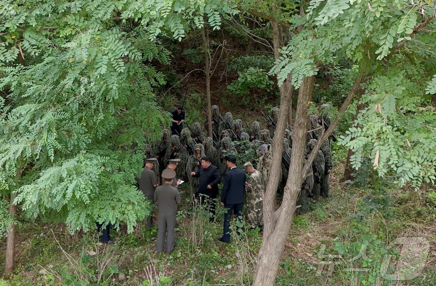 &#40;평양 노동신문=뉴스1&#41; =북한 노동당 기관지 노동신문은 28일 &#34;경애하는 김정은동지께서 8월 27일 조선인민군 총참모부직속 특수작전 훈련기지를 방문하시고 저격수 구분대와 특수작전 구분대 훈련실태를 료해&#40;파악&#41;했다.＂고 보도했다. [국내에서만 사용가능. 재배포 금지. DB 금지. For Use Only in the Republic of Korea. Redistribution Prohibited] rodongphoto@news1.kr