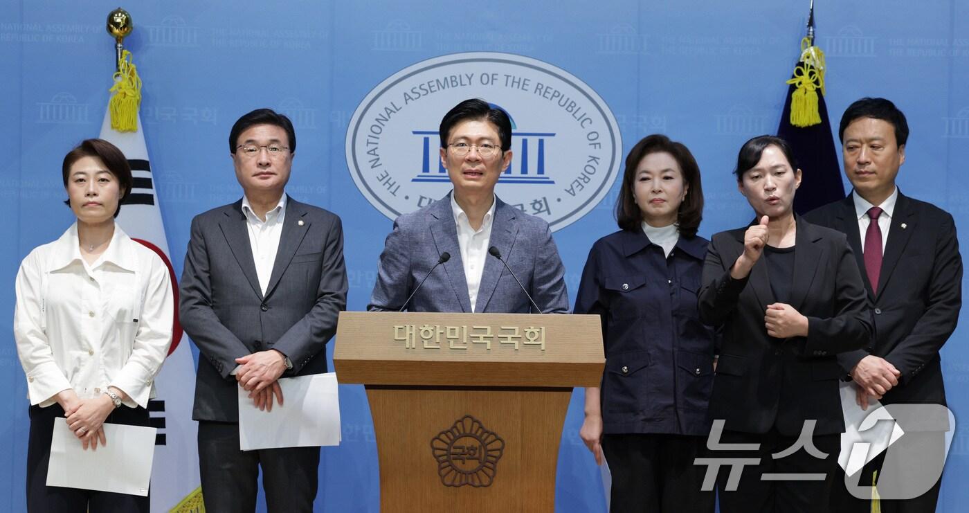 조정훈 의원을 비롯한 교육위원회 소속 국민의힘 의원들이 28일 오전 서울 여의도 국회 소통관에서 최교진 교육부 장관 후보자의 사퇴 촉구 기자회견을 하고 있다. 2025.8.28/뉴스1 ⓒ News1 신웅수 기자