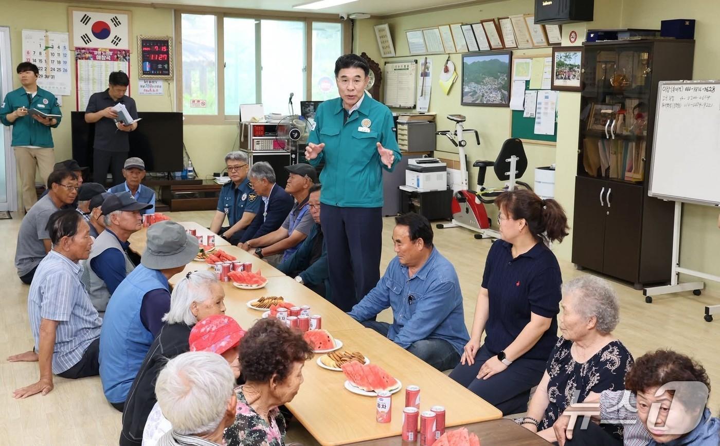 이응우 시장 폭염 피해 대비 무더위쉼터 방문 점검 모습. &#40;계룡시 제공.재판매 및 DB금지&#41;/뉴스1