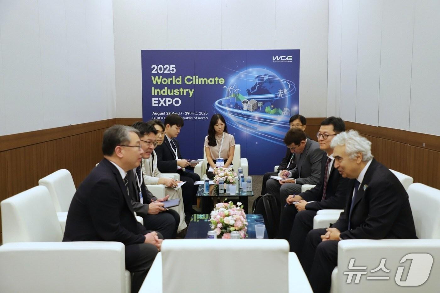 지질연과 국제에너지기구 관계자들이 27일 부산 WCE 현장에서 국제 에너지·자원 협력 확대 방향과 관련 의견을 교환하고 있다.&#40;지질연 제공&#41; /뉴스1